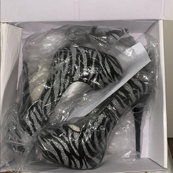 Storm Zebra - Picture 1 of 5